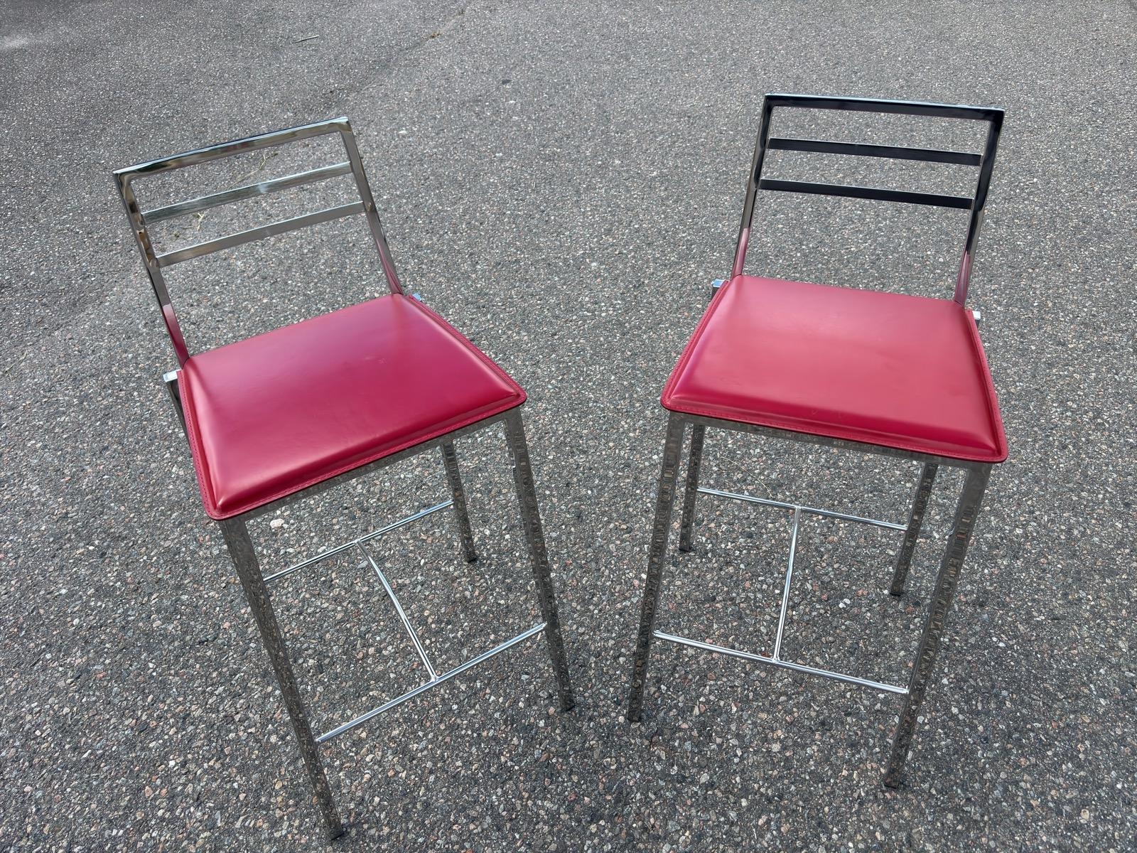 2 bar stools