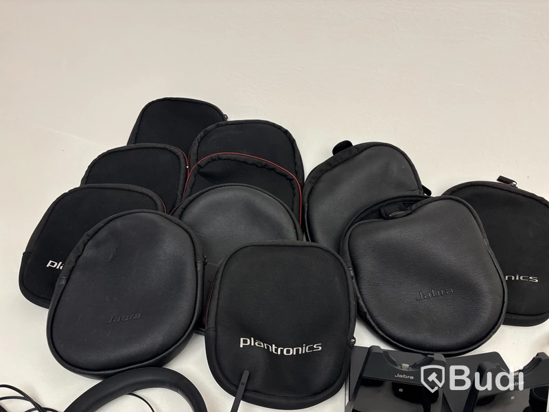 Parti med diverse trådlösa headsets, olika modeller