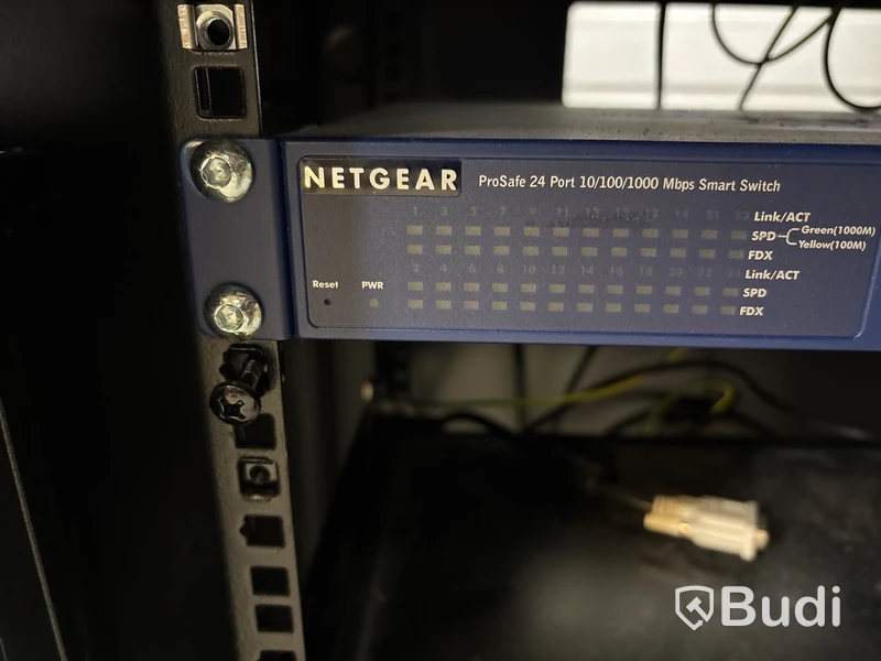 Serverrack Toten inkl. 24-port nätverksswitch