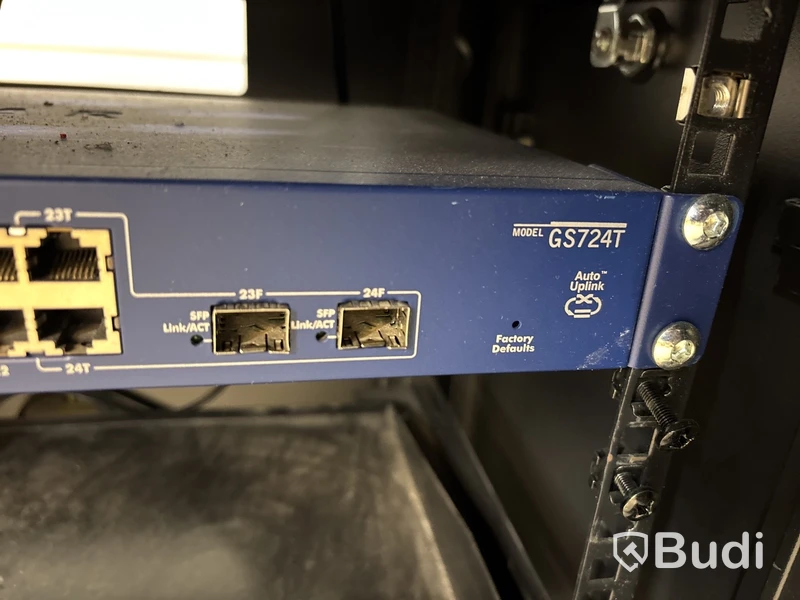 Serverrack Toten inkl. 24-port nätverksswitch
