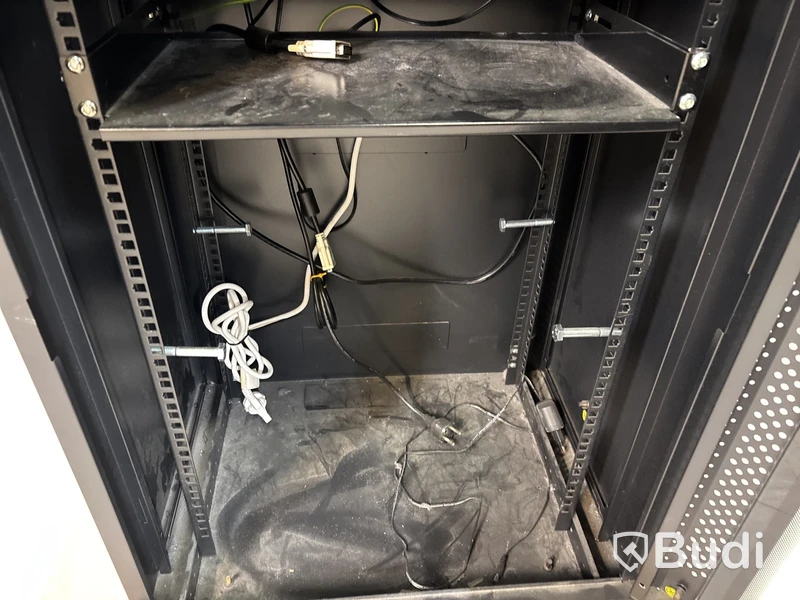 Serverrack Toten inkl. 24-port nätverksswitch