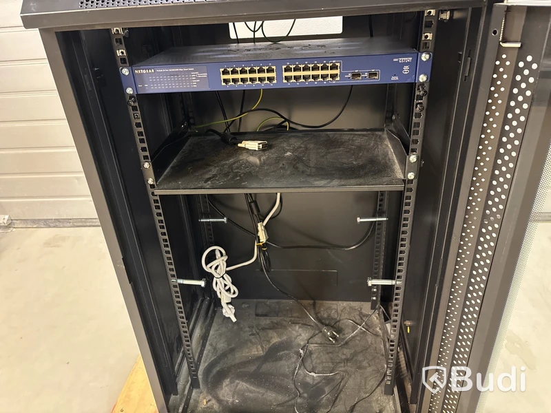 Serverrack Toten inkl. 24-port nätverksswitch