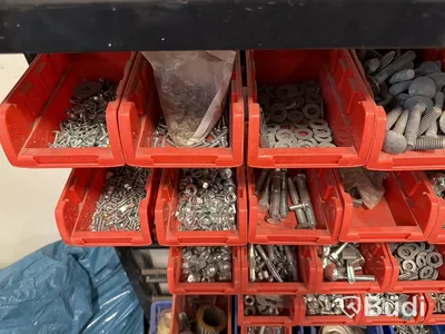 Sortimentställ med innehåll