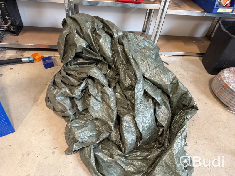 Verktyg, hyllor, skruvstäd m.m. Stort parti