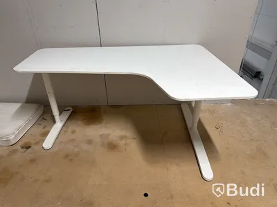 2 st skrivbord och kontorsstol