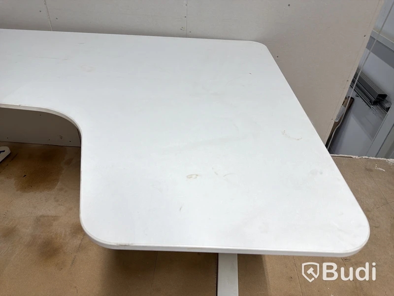 2 st skrivbord och kontorsstol