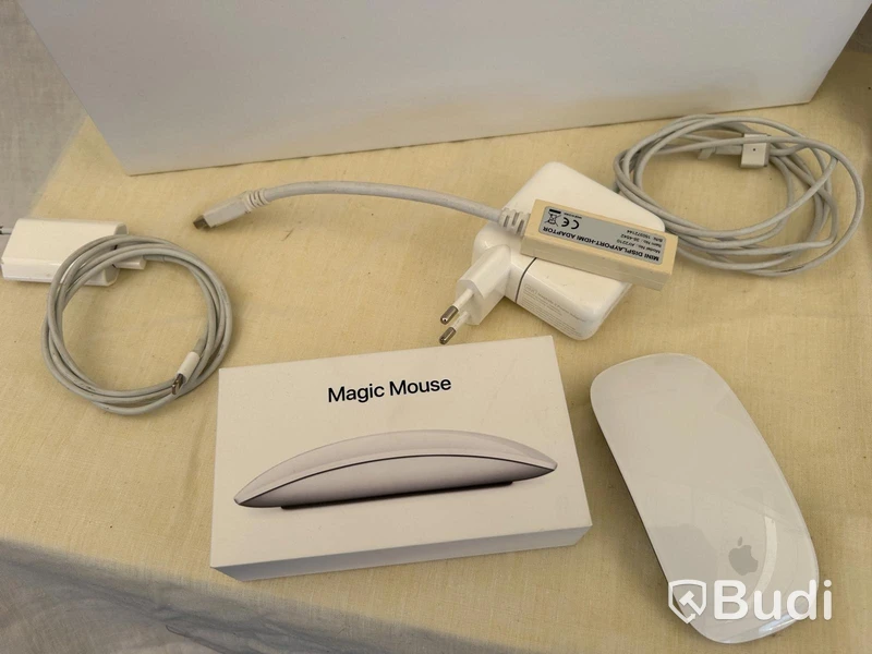 Apple MacBook Air laptop, 13.3-inch, 8 GB RAM