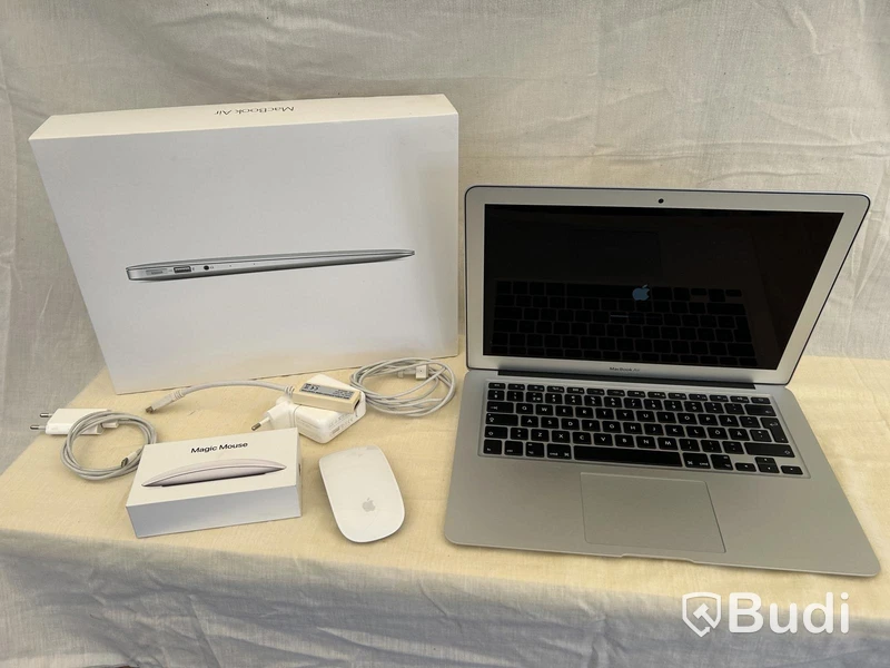 Apple MacBook Air laptop, 13.3-inch, 8 GB RAM