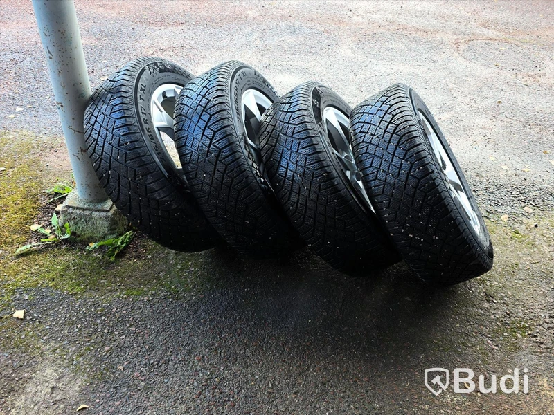 Audifälgar med dubbfria vinterdäck 215/65 R17