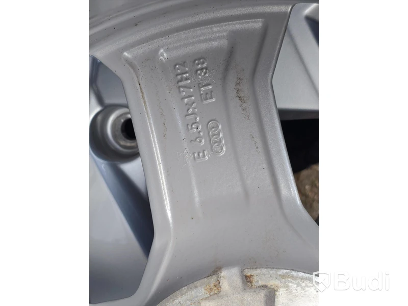 Audifälgar med dubbfria vinterdäck 215/65 R17