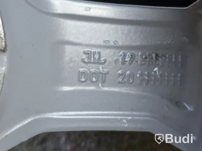Audifälgar med dubbfria vinterdäck 215/65 R17