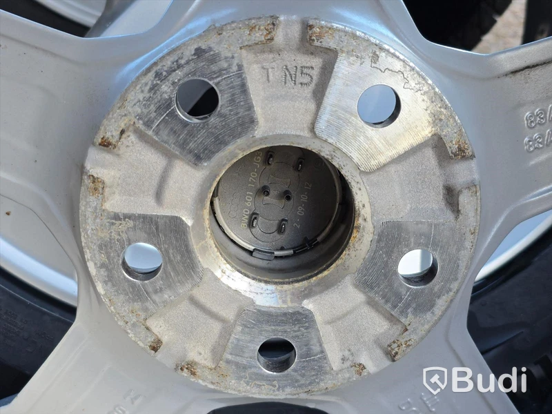 Audifälgar med dubbfria vinterdäck 215/65 R17