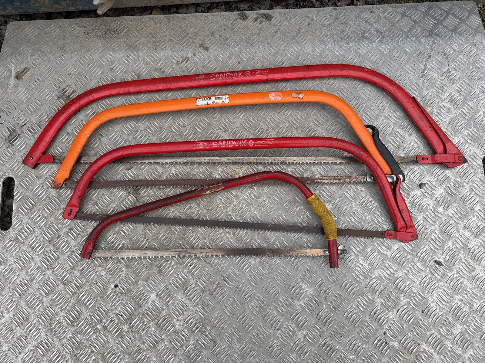 Diverse verktyg, sågar, grensax, lådor, vattenpass mm.