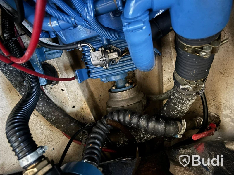 Kabinbåt Bever 740 med "ny" motor och vagn Längd (m): 7,4