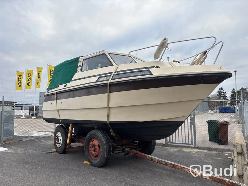 Kabinbåt Bever 740 med "ny" motor och vagn Längd (m): 7,4