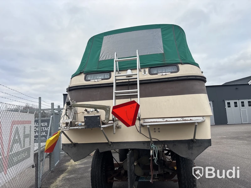 Kabinbåt Bever 740 med "ny" motor och vagn Längd (m): 7,4