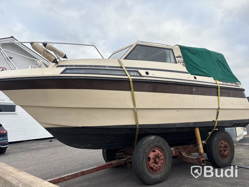 Kabinbåt Bever 740 med "ny" motor och vagn Längd (m): 7,4