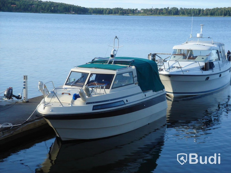 Kabinbåt Bever 740 med "ny" motor och vagn Längd (m): 7,4