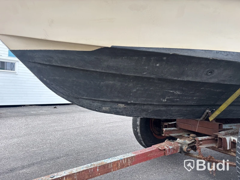 Kabinbåt Bever 740 med "ny" motor och vagn Längd (m): 7,4
