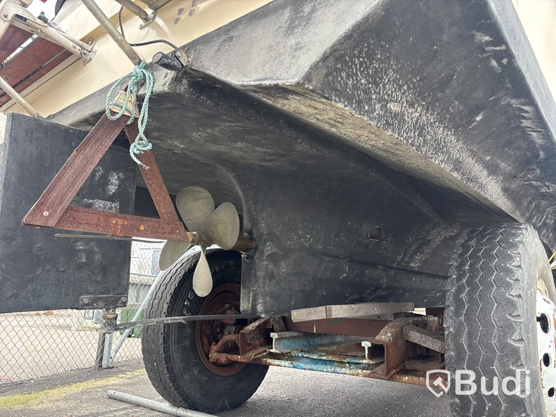 Kabinbåt Bever 740 med "ny" motor och vagn Längd (m): 7,4