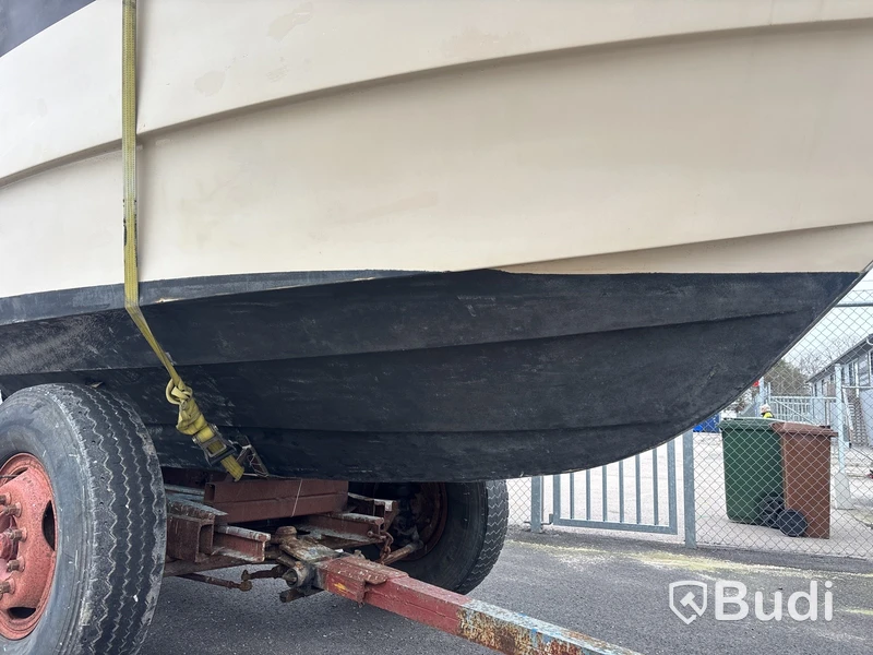 Kabinbåt Bever 740 med "ny" motor och vagn Längd (m): 7,4