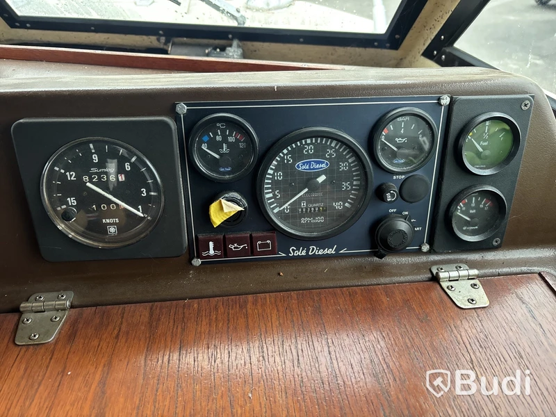 Kabinbåt Bever 740 med "ny" motor och vagn Längd (m): 7,4