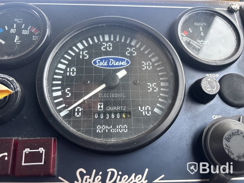 Kabinbåt Bever 740 med "ny" motor och vagn Längd (m): 7,4