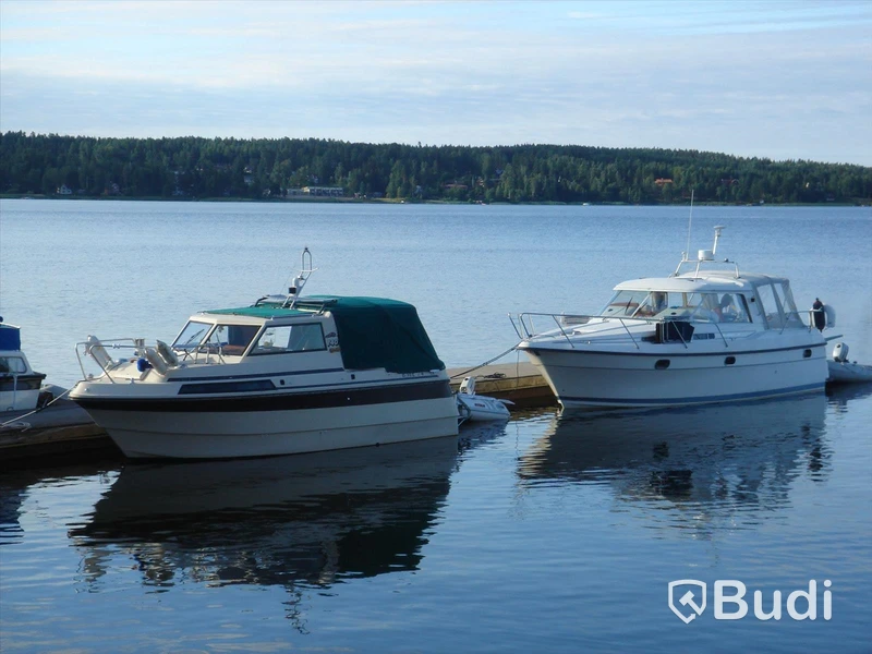 Kabinbåt Bever 740 med "ny" motor och vagn Längd (m): 7,4