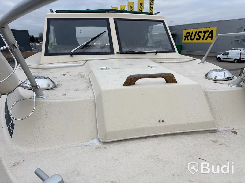 Kabinbåt Bever 740 med "ny" motor och vagn Längd (m): 7,4