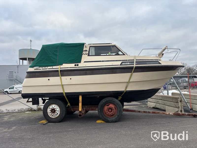 Kabinbåt Bever 740 med "ny" motor och vagn Längd (m): 7,4