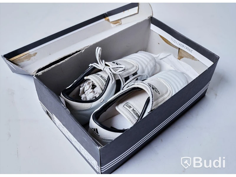 Skor - Adidas Kampsport stl. 38