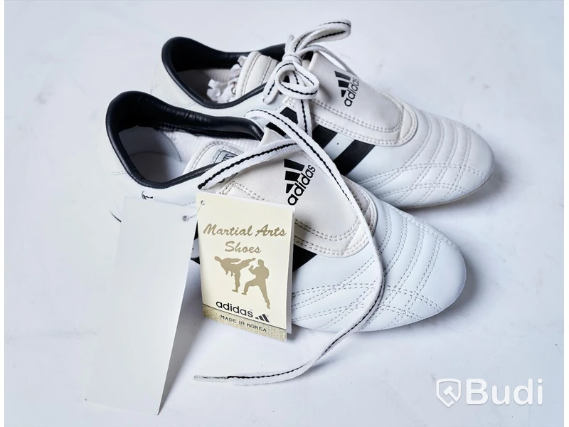 Skor - Adidas Kampsport stl. 38