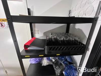 Lagerhylla inkl. Glas och peruker