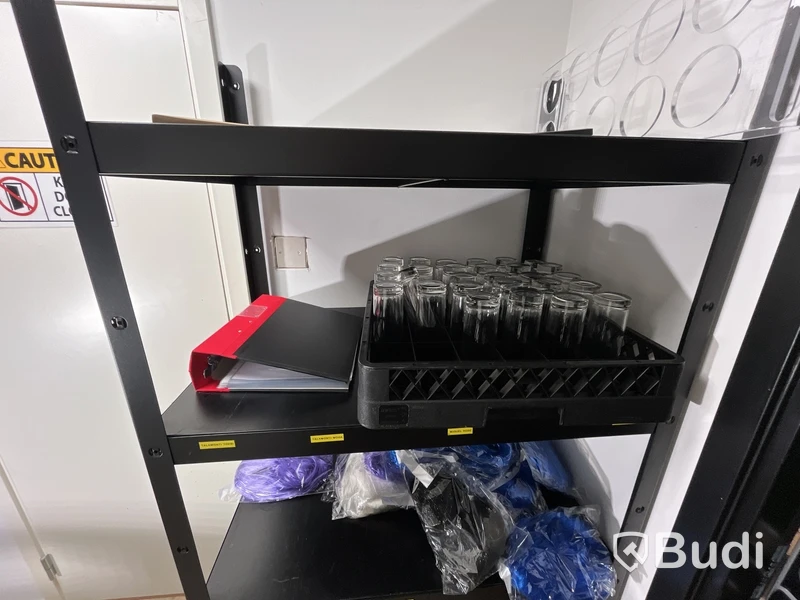 Lagerhylla inkl. Glas och peruker