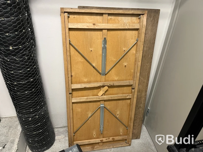 2st fällbara bord, 1st verktygslåda
