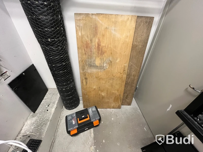 2st fällbara bord, 1st verktygslåda