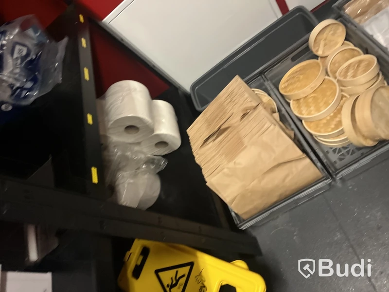 Lagerhyllor, inkl. Diverse förbrukningsmaterial