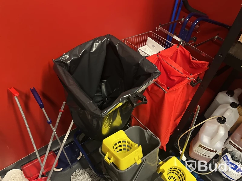 Lagerhyllor, inkl. Diverse förbrukningsmaterial