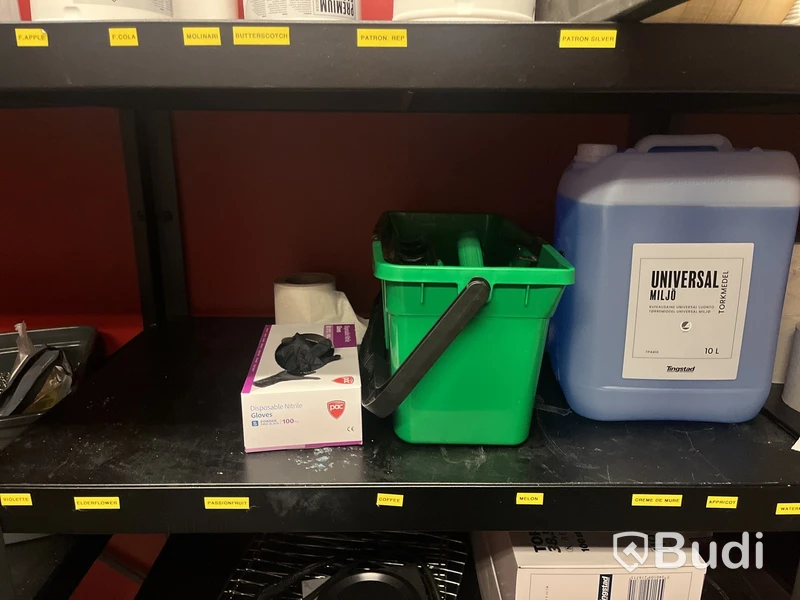 Lagerhyllor, inkl. Diverse förbrukningsmaterial