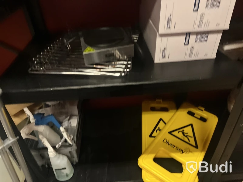 Lagerhyllor, inkl. Diverse förbrukningsmaterial