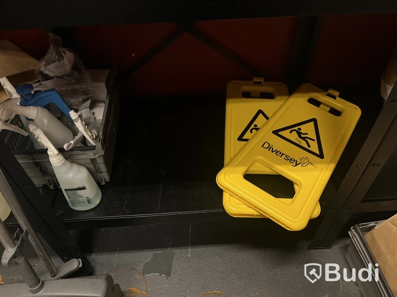 Lagerhyllor, inkl. Diverse förbrukningsmaterial