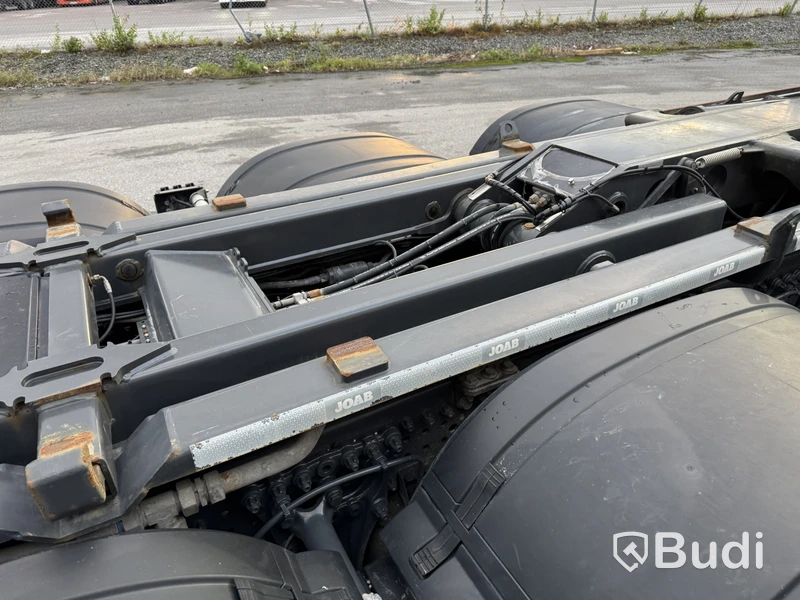 SÅLD Direktförsäljning VIA DNB Tridemväxlare Mercedes-Benz Arocs 3758 -2023 | JOAB 24 ton | Plogutrustad