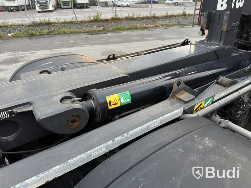 SÅLD Direktförsäljning VIA DNB Tridemväxlare Mercedes-Benz Arocs 3758 -2023 | JOAB 24 ton | Plogutrustad