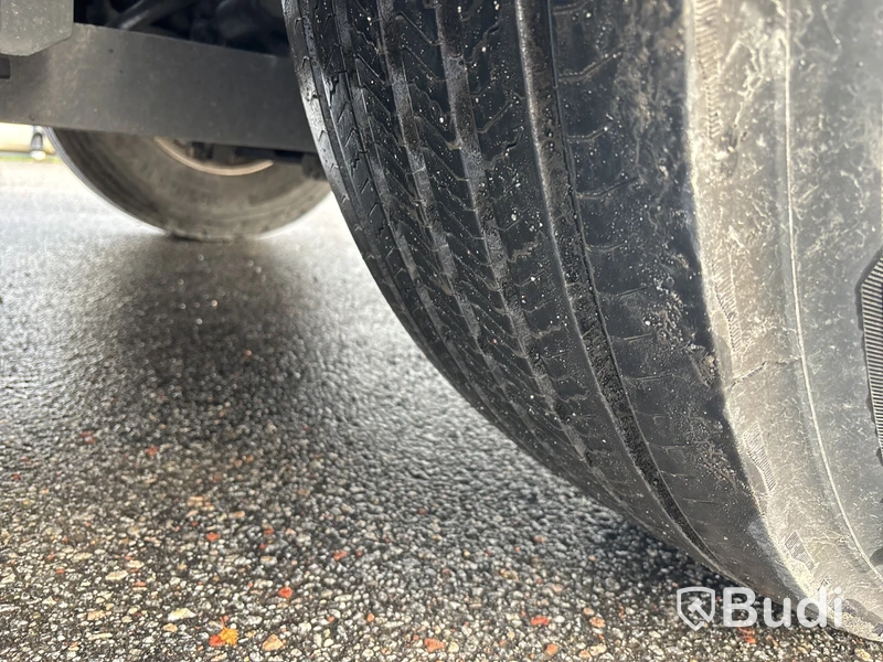 SÅLD Direktförsäljning VIA DNB Tridemväxlare Mercedes-Benz Arocs 3758 -2023 | JOAB 24 ton | Plogutrustad
