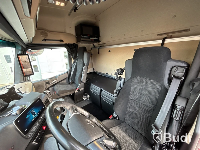 SÅLD Direktförsäljning VIA DNB Tridemväxlare Mercedes-Benz Arocs 3758 -2023 | JOAB 24 ton | Plogutrustad