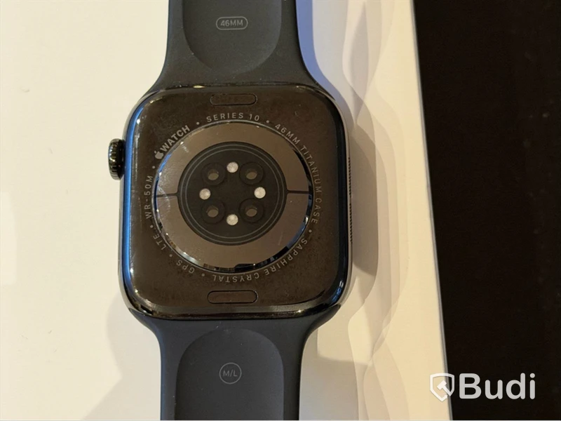 Apple Watch Series 10, 46 mm, titan, svart sportband