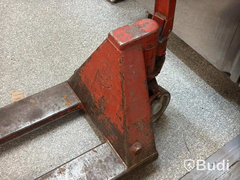 2 pallet trucks