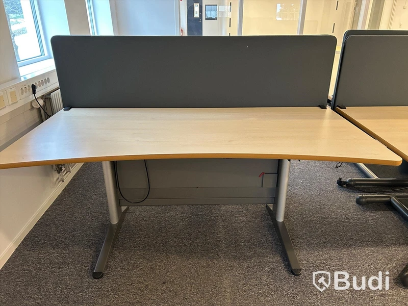 Skrivbord med akustikskydd, höj- och sänkbart, fungerar