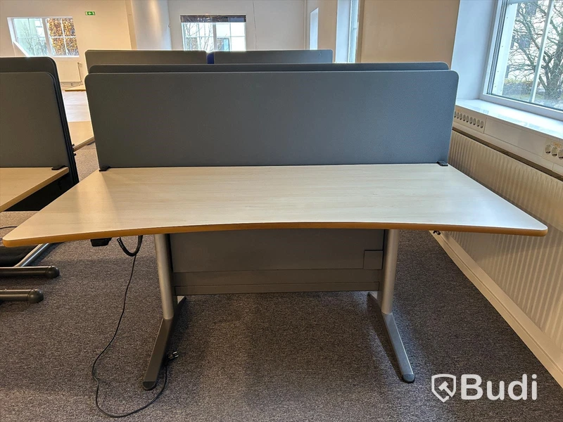 Skrivbord med akustikskydd, höj- och sänkbart, fungerar