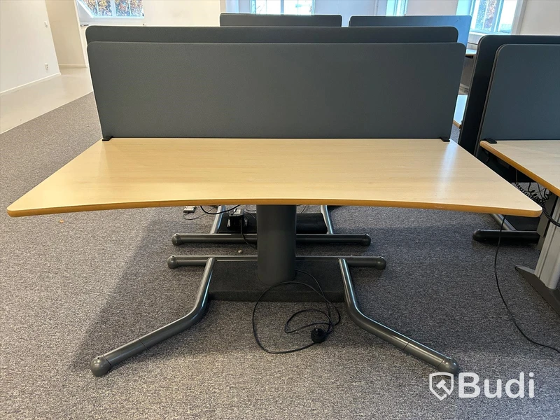 Skrivbord med akustikskydd, höj- och sänkbart, fungerar ej